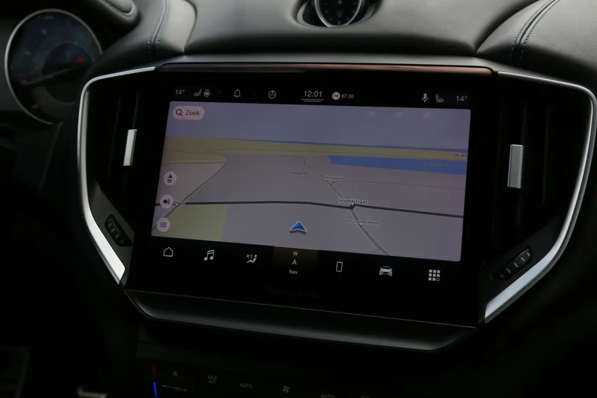 2.0 MHEV GranLusso*Perfect Maserati Onderh.*Softclose/Dubbel Glas/ACC met stuurhulp/H&K/DAB/Apple Carplay-Android/Keyless Entry+Go/Camera/Stoelverw./Stuurverw./Memorie/VOL*