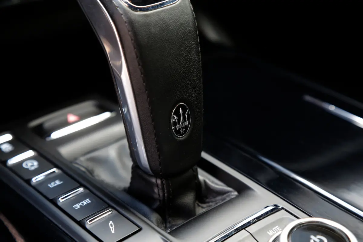 2.0 MHEV GranLusso*Perfect Maserati Onderh.*Softclose/Dubbel Glas/ACC met stuurhulp/H&K/DAB/Apple Carplay-Android/Keyless Entry+Go/Camera/Stoelverw./Stuurverw./Memorie/VOL*