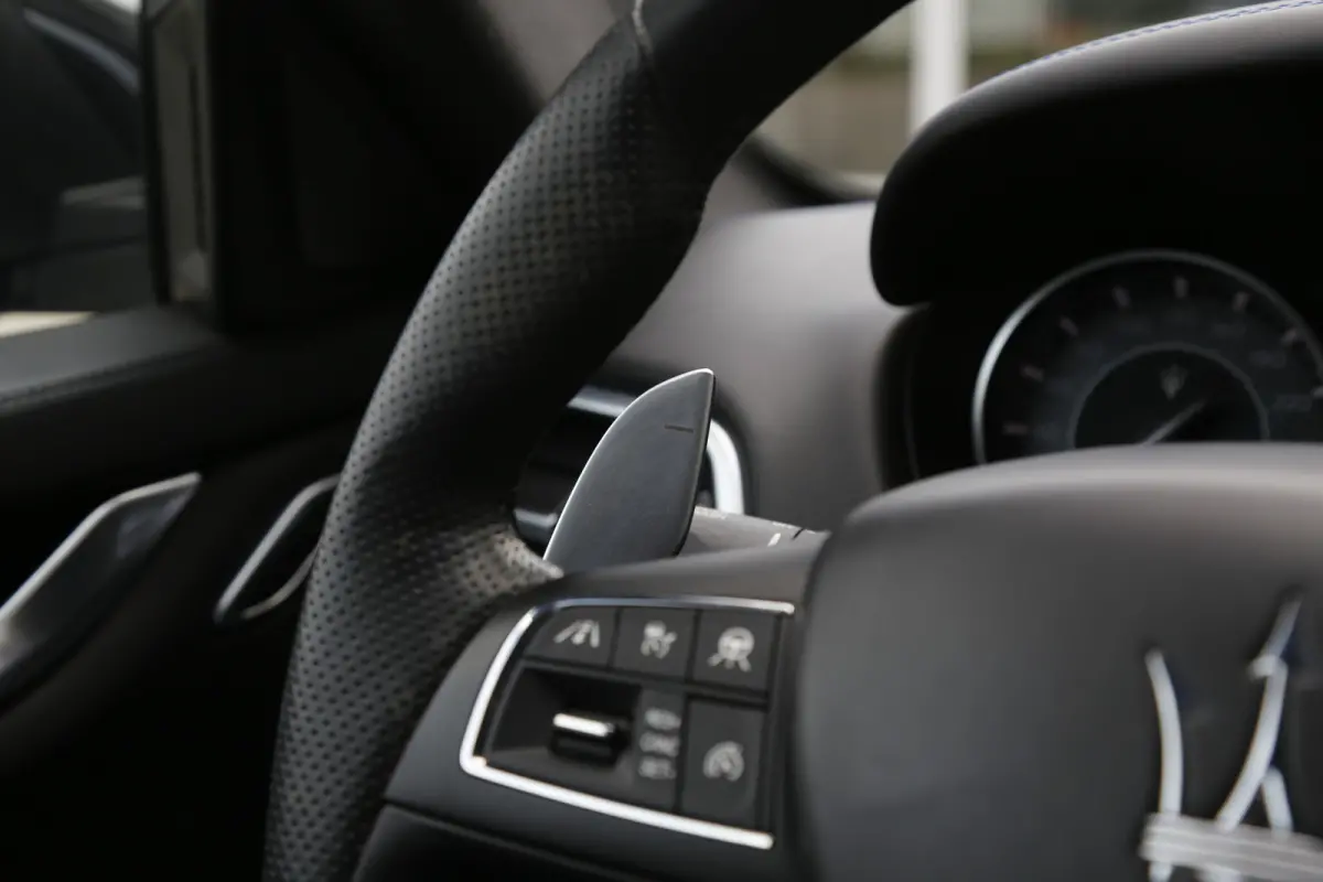2.0 MHEV GranLusso*Perfect Maserati Onderh.*Softclose/Dubbel Glas/ACC met stuurhulp/H&K/DAB/Apple Carplay-Android/Keyless Entry+Go/Camera/Stoelverw./Stuurverw./Memorie/VOL*
