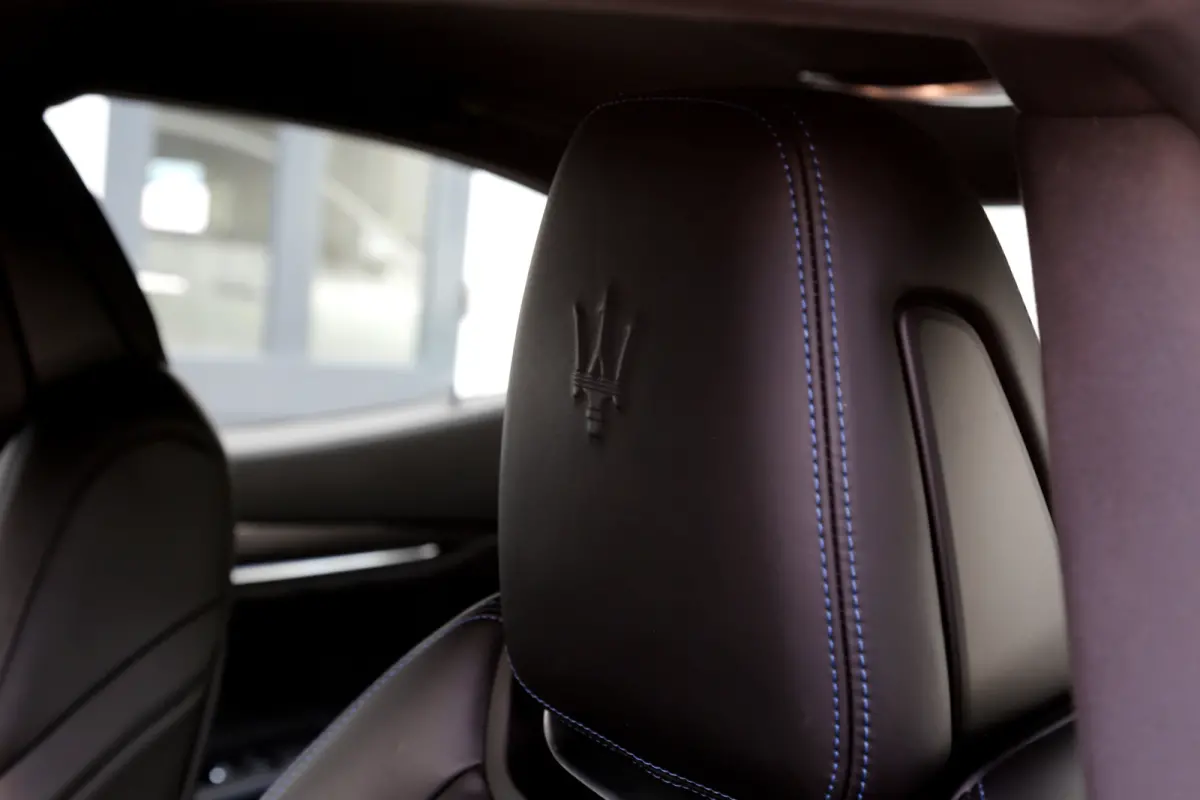 2.0 MHEV GranLusso*Perfect Maserati Onderh.*Softclose/Dubbel Glas/ACC met stuurhulp/H&K/DAB/Apple Carplay-Android/Keyless Entry+Go/Camera/Stoelverw./Stuurverw./Memorie/VOL*