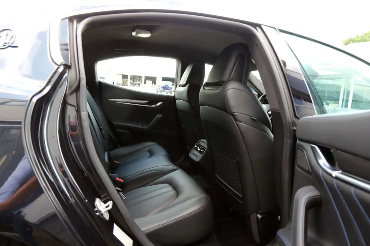 2.0 MHEV GranLusso*Perfect Maserati Onderh.*Softclose/Dubbel Glas/ACC met stuurhulp/H&K/DAB/Apple Carplay-Android/Keyless Entry+Go/Camera/Stoelverw./Stuurverw./Memorie/VOL*