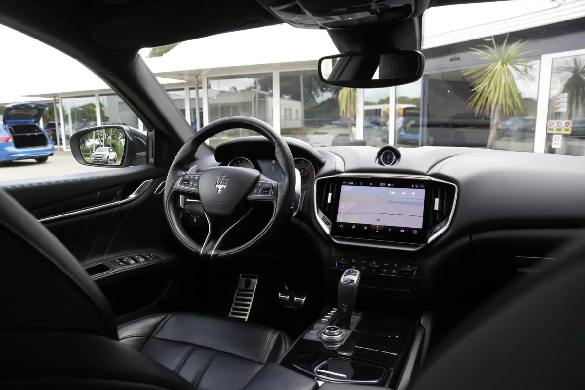 2.0 MHEV GranLusso*Perfect Maserati Onderh.*Softclose/Dubbel Glas/ACC met stuurhulp/H&K/DAB/Apple Carplay-Android/Keyless Entry+Go/Camera/Stoelverw./Stuurverw./Memorie/VOL*