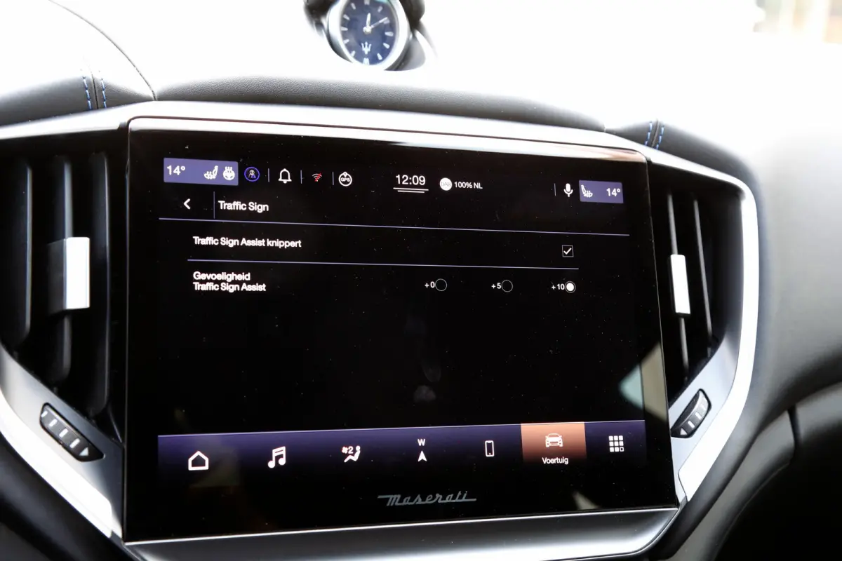 2.0 MHEV GranLusso*Perfect Maserati Onderh.*Softclose/Dubbel Glas/ACC met stuurhulp/H&K/DAB/Apple Carplay-Android/Keyless Entry+Go/Camera/Stoelverw./Stuurverw./Memorie/VOL*