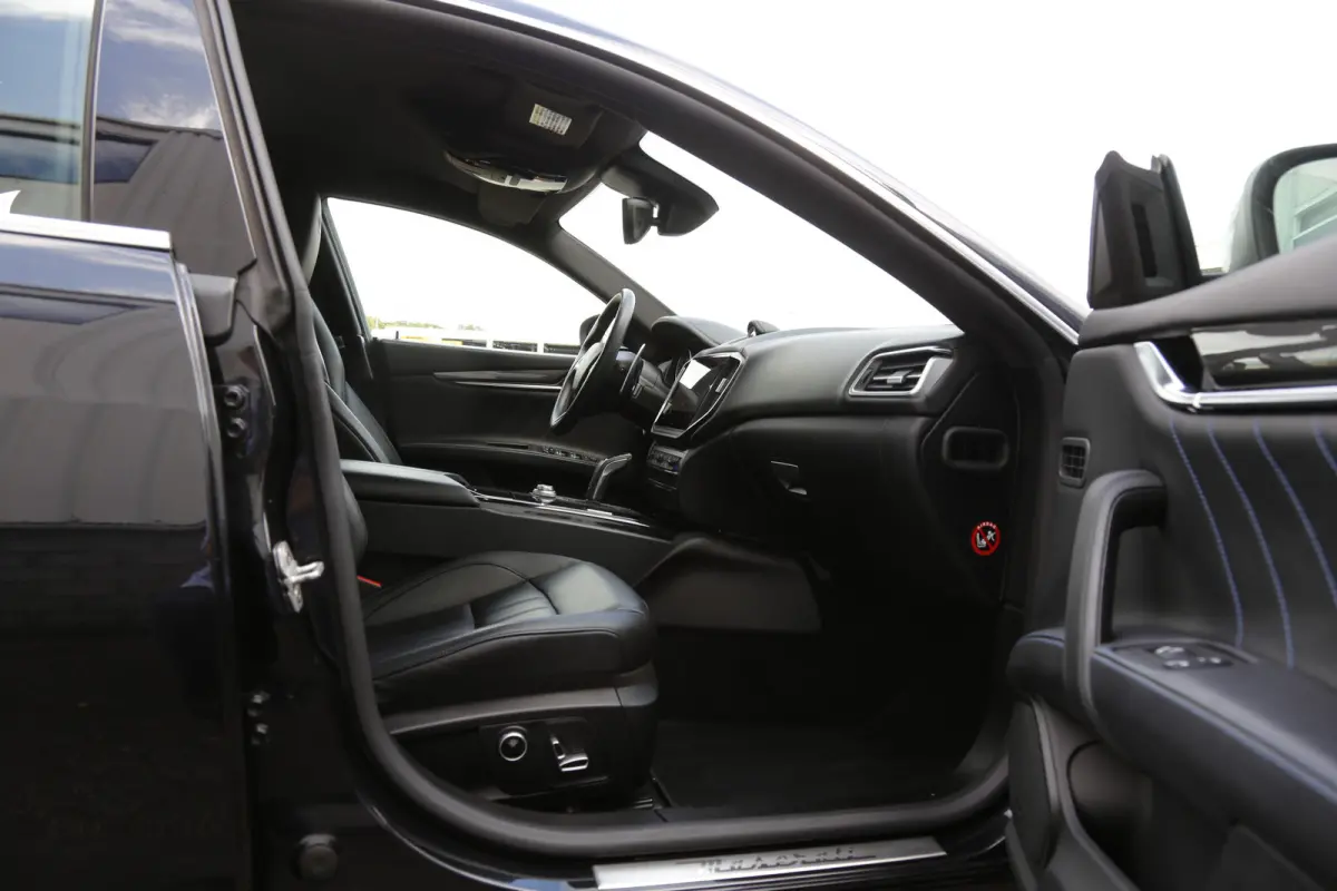 2.0 MHEV GranLusso*Perfect Maserati Onderh.*Softclose/Dubbel Glas/ACC met stuurhulp/H&K/DAB/Apple Carplay-Android/Keyless Entry+Go/Camera/Stoelverw./Stuurverw./Memorie/VOL*