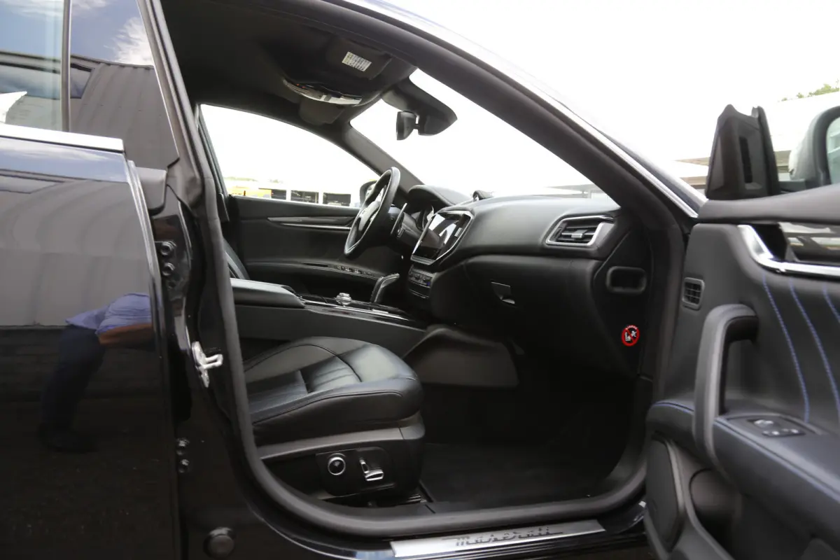 2.0 MHEV GranLusso*Perfect Maserati Onderh.*Softclose/Dubbel Glas/ACC met stuurhulp/H&K/DAB/Apple Carplay-Android/Keyless Entry+Go/Camera/Stoelverw./Stuurverw./Memorie/VOL*