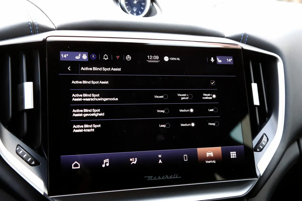 2.0 MHEV GranLusso*Perfect Maserati Onderh.*Softclose/Dubbel Glas/ACC met stuurhulp/H&K/DAB/Apple Carplay-Android/Keyless Entry+Go/Camera/Stoelverw./Stuurverw./Memorie/VOL*