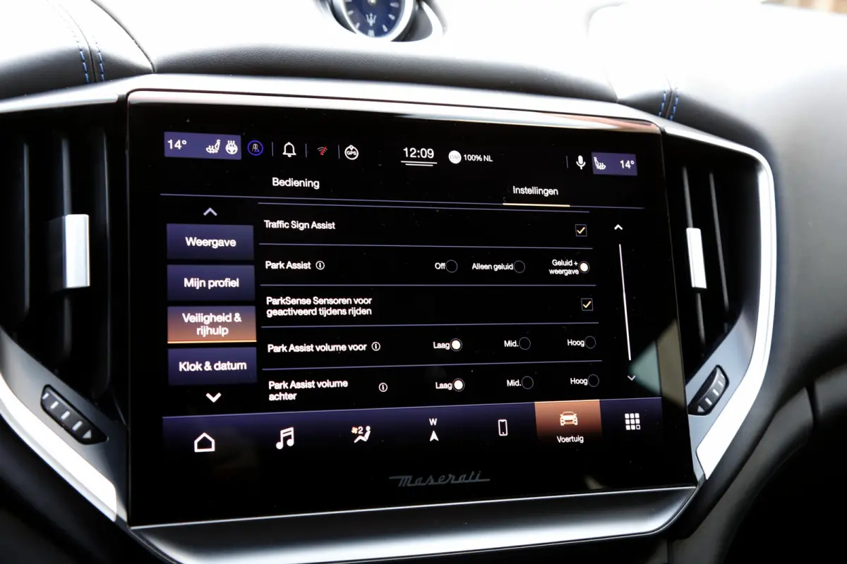 2.0 MHEV GranLusso*Perfect Maserati Onderh.*Softclose/Dubbel Glas/ACC met stuurhulp/H&K/DAB/Apple Carplay-Android/Keyless Entry+Go/Camera/Stoelverw./Stuurverw./Memorie/VOL*