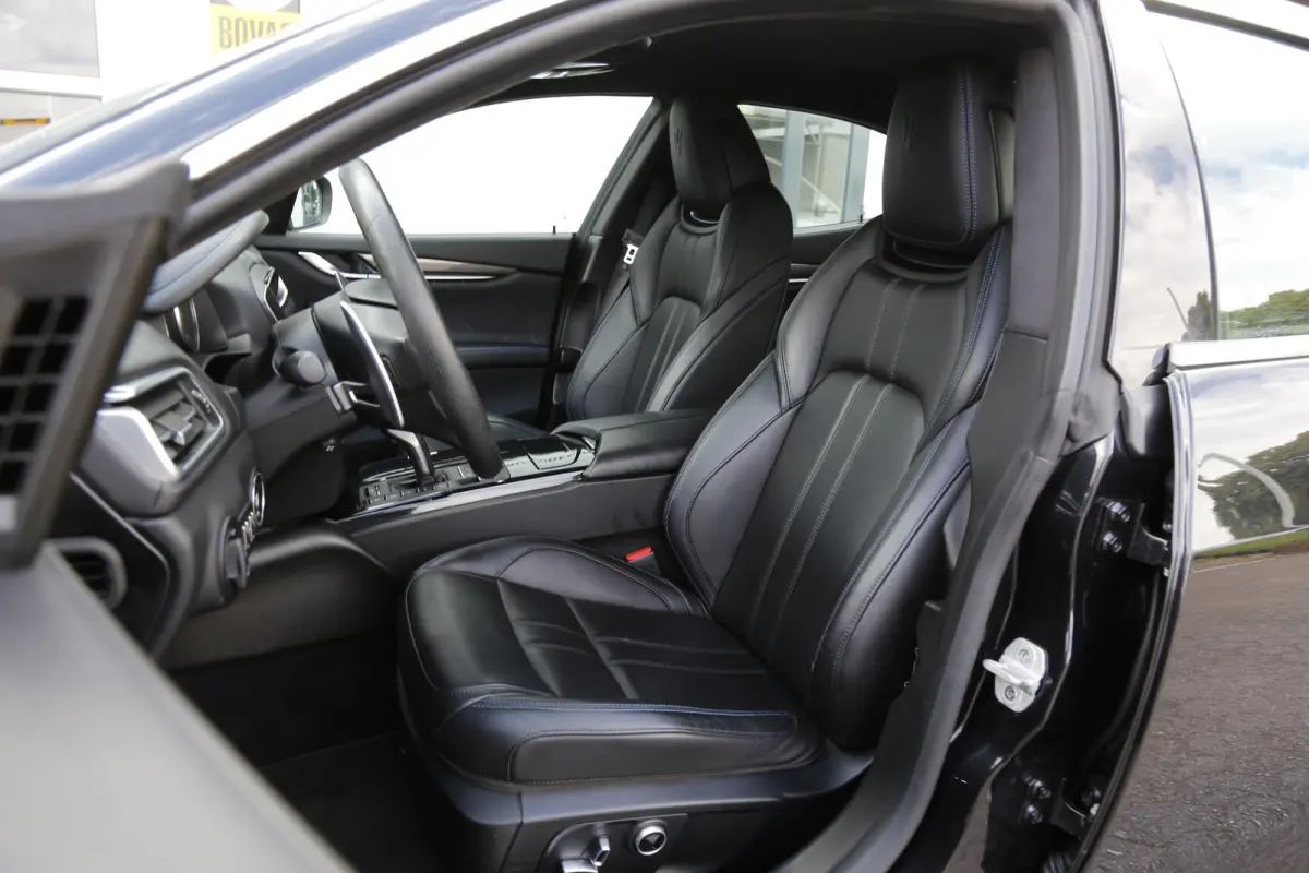 2.0 MHEV GranLusso*Perfect Maserati Onderh.*Softclose/Dubbel Glas/ACC met stuurhulp/H&K/DAB/Apple Carplay-Android/Keyless Entry+Go/Camera/Stoelverw./Stuurverw./Memorie/VOL*