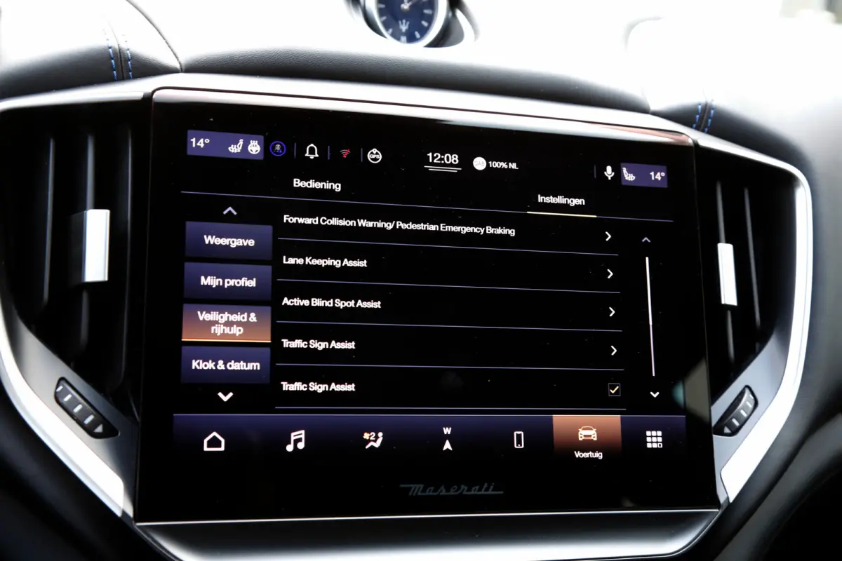 2.0 MHEV GranLusso*Perfect Maserati Onderh.*Softclose/Dubbel Glas/ACC met stuurhulp/H&K/DAB/Apple Carplay-Android/Keyless Entry+Go/Camera/Stoelverw./Stuurverw./Memorie/VOL*
