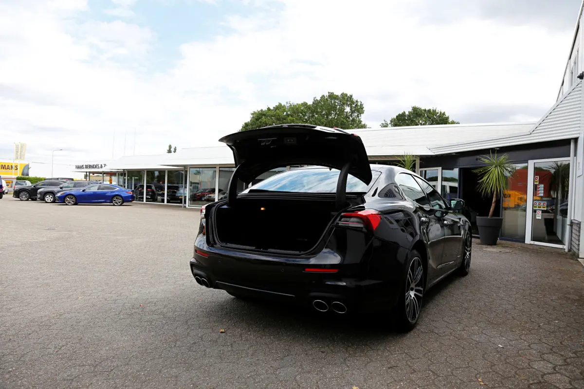 2.0 MHEV GranLusso*Perfect Maserati Onderh.*Softclose/Dubbel Glas/ACC met stuurhulp/H&K/DAB/Apple Carplay-Android/Keyless Entry+Go/Camera/Stoelverw./Stuurverw./Memorie/VOL*
