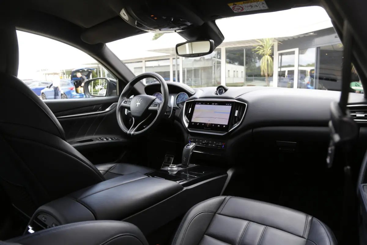 2.0 MHEV GranLusso*Perfect Maserati Onderh.*Softclose/Dubbel Glas/ACC met stuurhulp/H&K/DAB/Apple Carplay-Android/Keyless Entry+Go/Camera/Stoelverw./Stuurverw./Memorie/VOL*