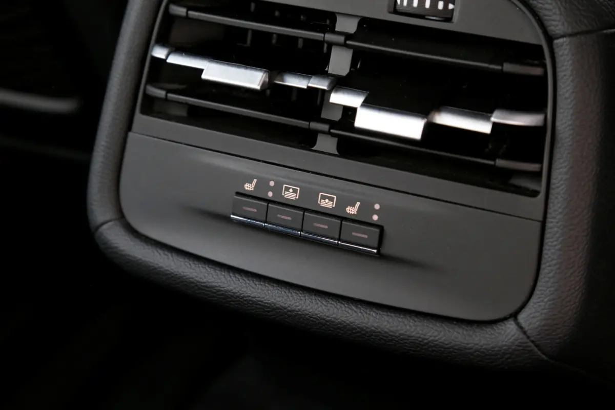 2.0 MHEV GranLusso*Perfect Maserati Onderh.*Softclose/Dubbel Glas/ACC met stuurhulp/H&K/DAB/Apple Carplay-Android/Keyless Entry+Go/Camera/Stoelverw./Stuurverw./Memorie/VOL*