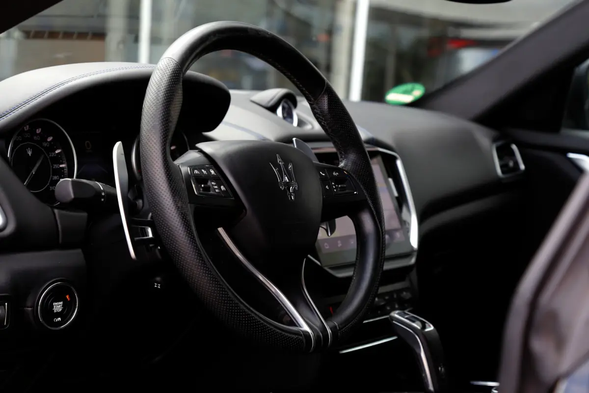2.0 MHEV GranLusso*Perfect Maserati Onderh.*Softclose/Dubbel Glas/ACC met stuurhulp/H&K/DAB/Apple Carplay-Android/Keyless Entry+Go/Camera/Stoelverw./Stuurverw./Memorie/VOL*