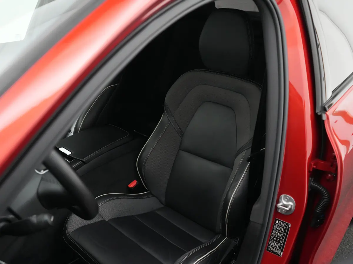 T8 Recharge AWD Plus Dark | Long Range | 455pk | 360° Camera | Privacy Glass | 19" | Elek bestuurderstoel | Keyless