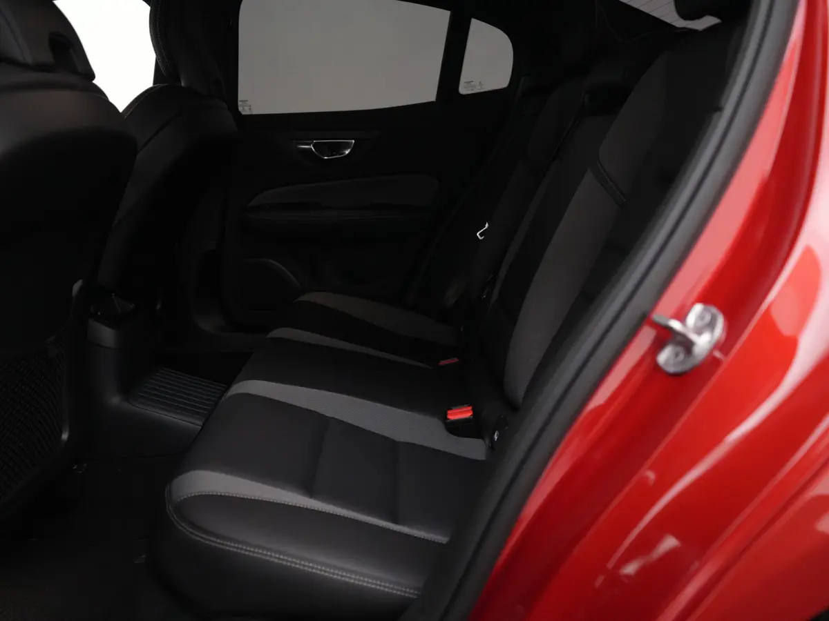 T8 Recharge AWD Plus Dark | Long Range | 455pk | 360° Camera | Privacy Glass | 19" | Elek bestuurderstoel | Keyless
