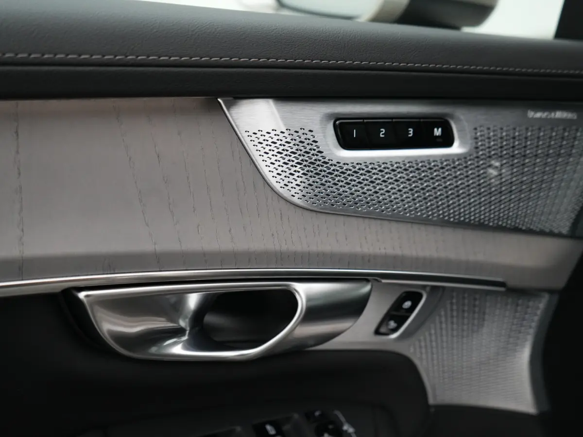 T8 Recharge AWD Ultra Bright Executive | Luchtvering | Bowers & Wilkins | Massage | Head-Up | 22" | Gelamineerd glas