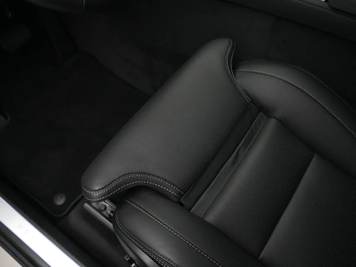 T8 Recharge AWD Ultra Bright Executive | Luchtvering | Bowers & Wilkins | Massage | Head-Up | 22" | Gelamineerd glas