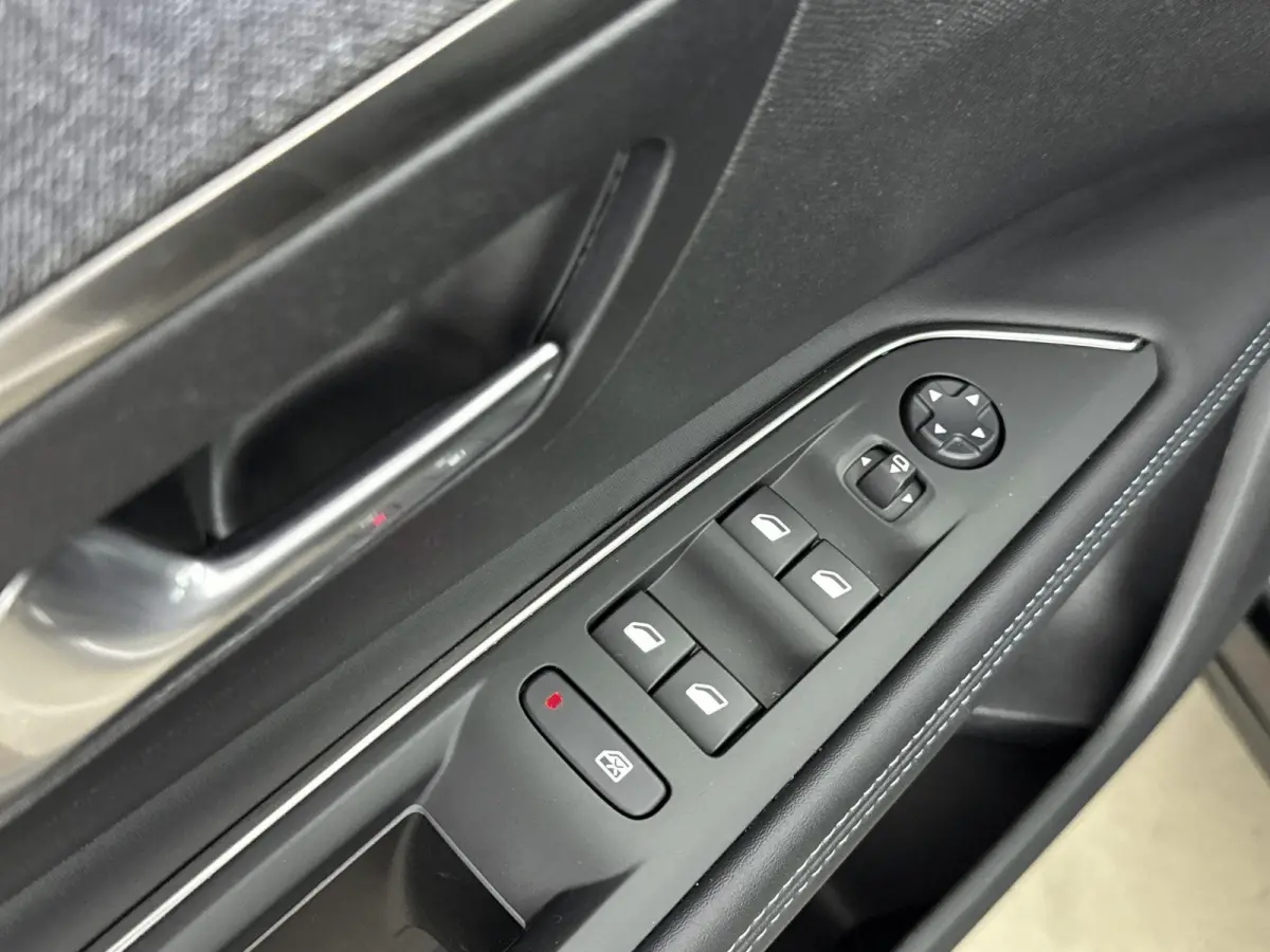 SUV 300 pk HYbrid4 Allure | Accu 92% | Trekhaak afneembaar | Navigatie | Carplay | Camera | Dodehoekbewaking | Stoelverwarming voor