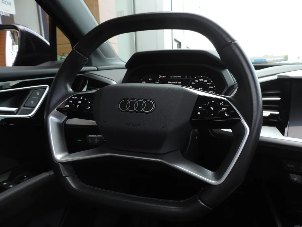 35 Launch edition Advanced Plus 55 kWh 63.000km | SOH 89.51% | Panodak | ECC | LED kopl | ACC | Stoelverw | Camera
