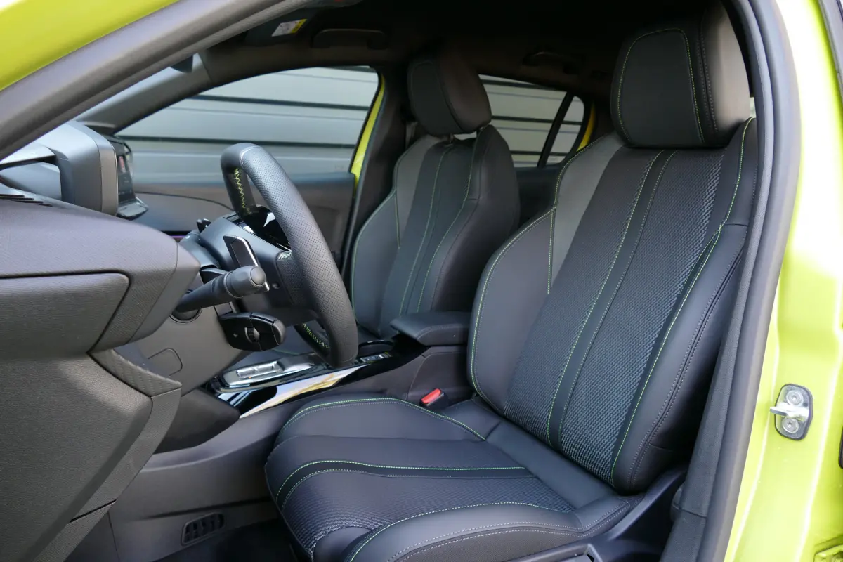 GT | Adaptieve cruise control met Stop&Go functie | Armsteunen op de voorportieren bekleed met kunstleder met groen sierstiksel (GT-Line) | Climate Control