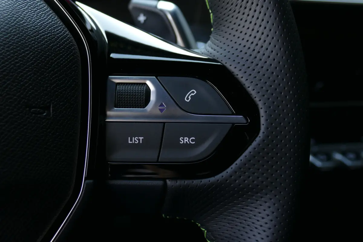 GT | Adaptieve cruise control met Stop&Go functie | Armsteunen op de voorportieren bekleed met kunstleder met groen sierstiksel (GT-Line) | Climate Control