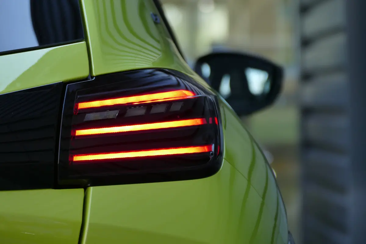 GT | Adaptieve cruise control met Stop&Go functie | Armsteunen op de voorportieren bekleed met kunstleder met groen sierstiksel (GT-Line) | Climate Control