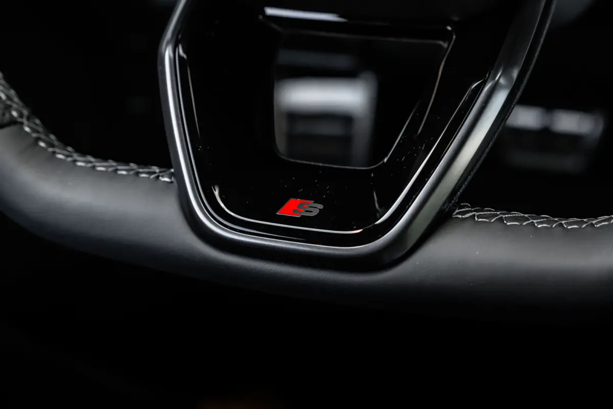 S edition | Adaptive cruise control | Aluminium optiek in het interieur | Audi smartphone interface