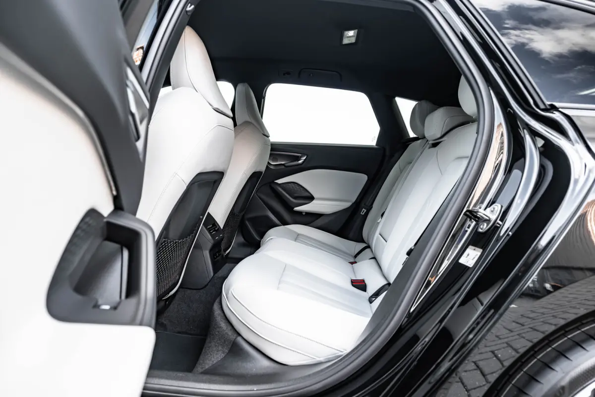 S edition | Adaptive cruise control | Aluminium optiek in het interieur | Audi smartphone interface