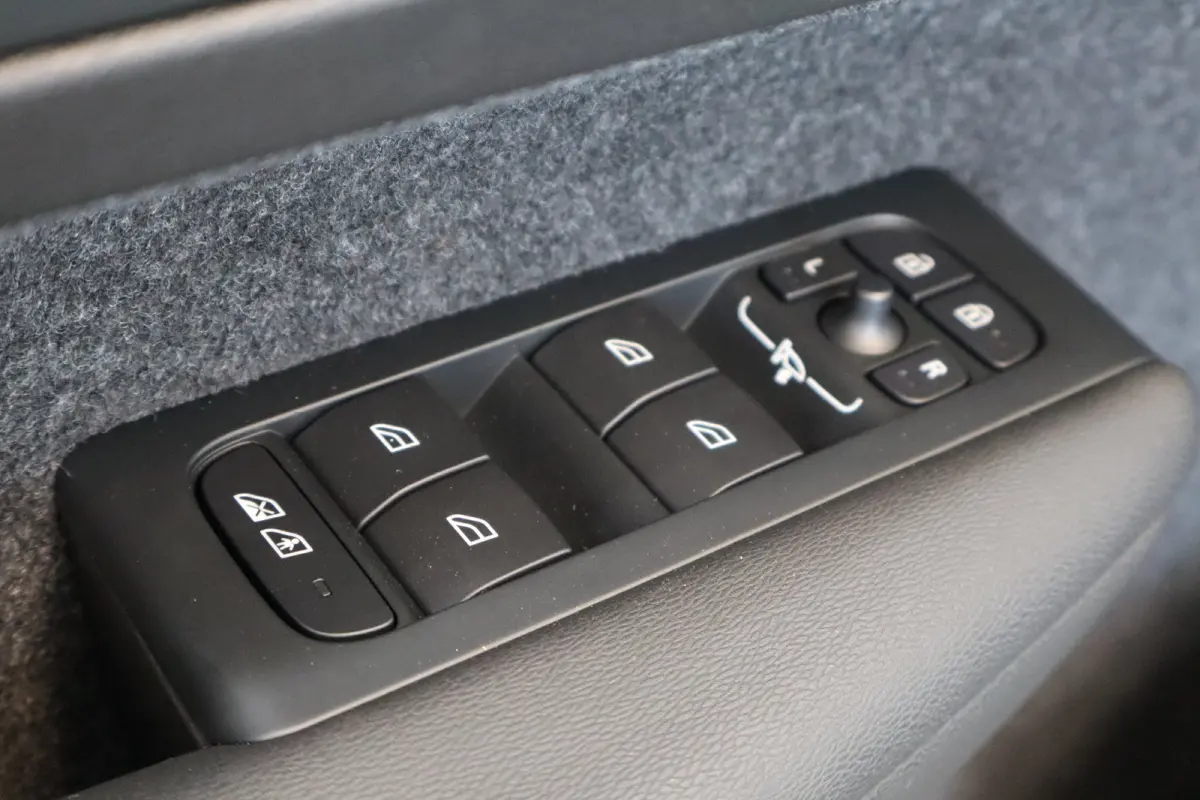 Single Motor Plus Europe 70 kWh | Achterbank verwarmd | All seasonbanden | Apple Carplay/Android Auto|telefoonintegratie premium