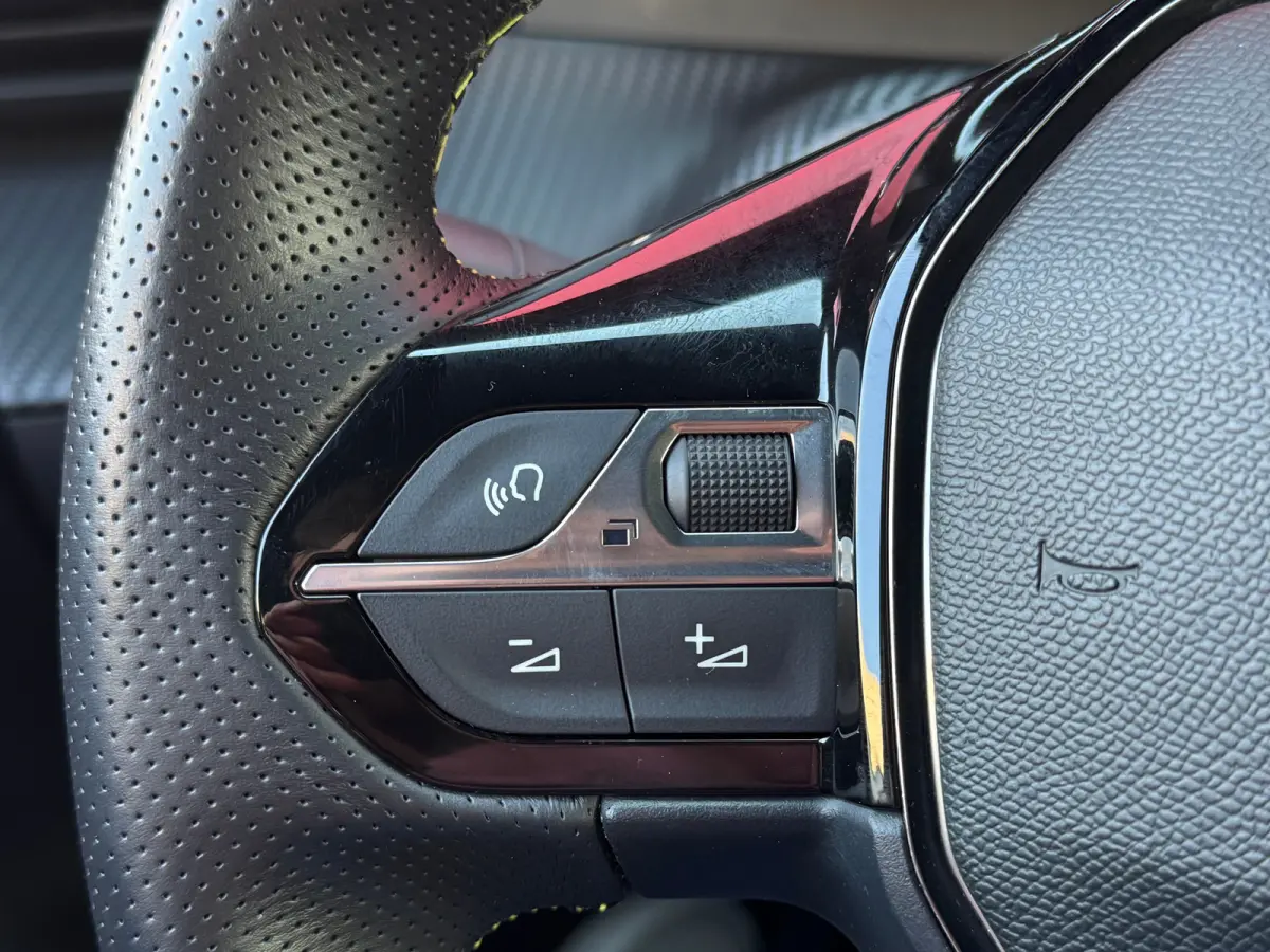 1.2 PureTech GT | 360° Camera | Parkeersensoren Voor- en Achter | Navigatie | Cruise Control | Climate Control | Achteruitrijcamera | Anti Blokkeer Systeem | Bandenspanningscontrolesysteem