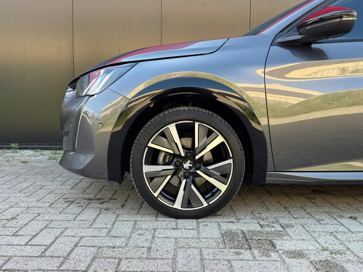 1.2 PureTech GT | 360° Camera | Parkeersensoren Voor- en Achter | Navigatie | Cruise Control | Climate Control | Achteruitrijcamera | Anti Blokkeer Systeem | Bandenspanningscontrolesysteem