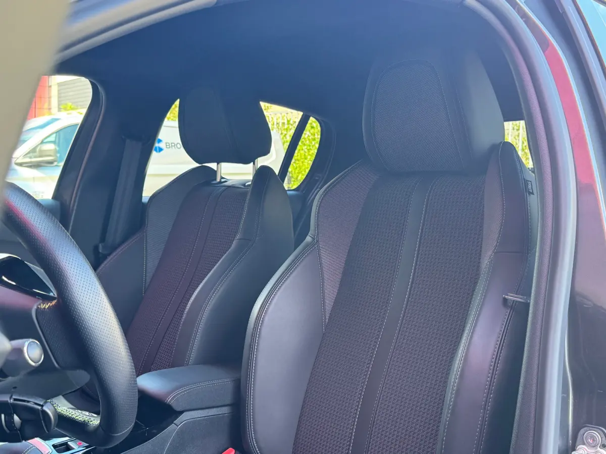 1.2 PureTech GT | 360° Camera | Parkeersensoren Voor- en Achter | Navigatie | Cruise Control | Climate Control | Achteruitrijcamera | Anti Blokkeer Systeem | Bandenspanningscontrolesysteem