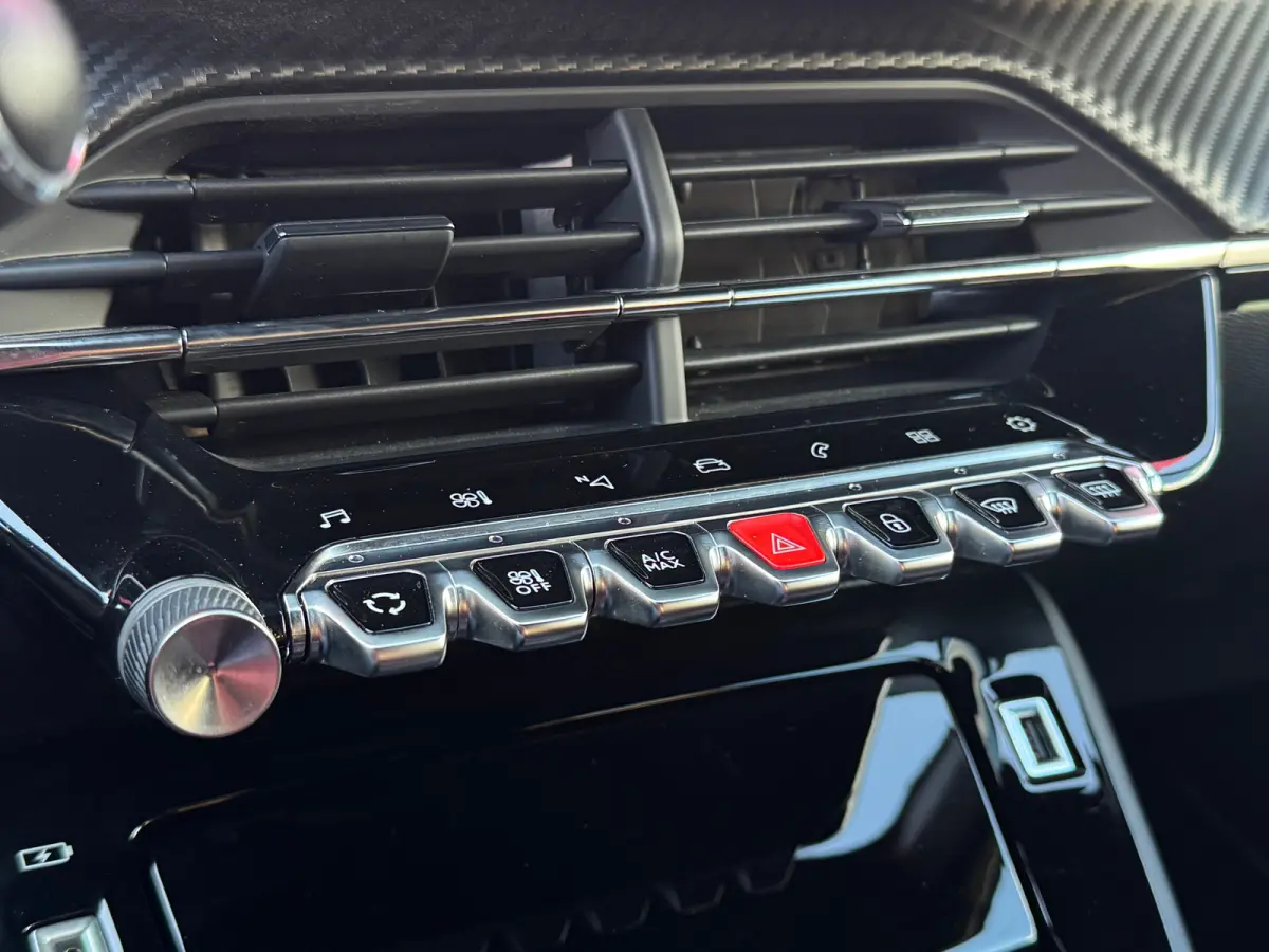 1.2 PureTech GT | 360° Camera | Parkeersensoren Voor- en Achter | Navigatie | Cruise Control | Climate Control | Achteruitrijcamera | Anti Blokkeer Systeem | Bandenspanningscontrolesysteem