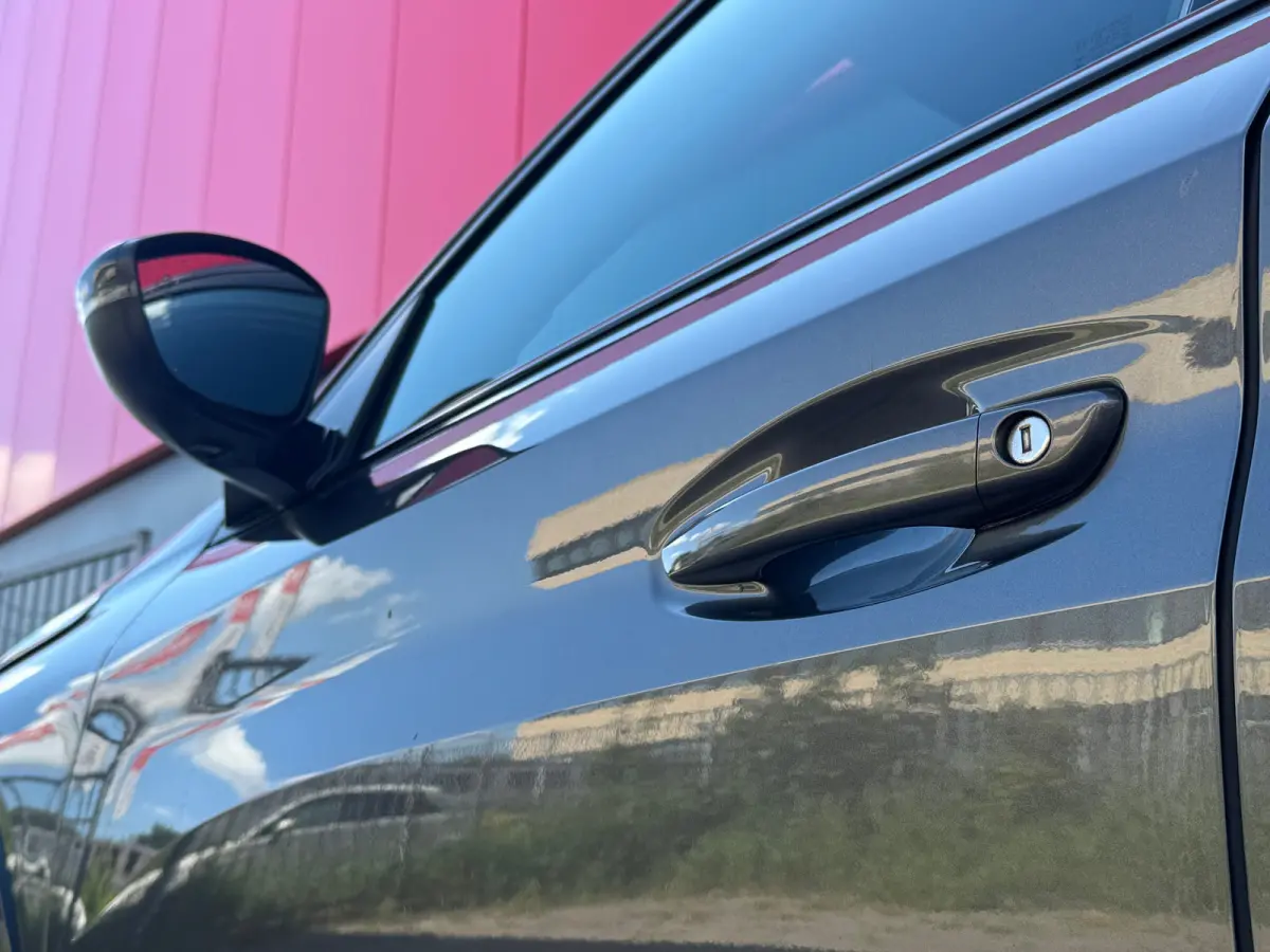 1.2 PureTech GT | 360° Camera | Parkeersensoren Voor- en Achter | Navigatie | Cruise Control | Climate Control | Achteruitrijcamera | Anti Blokkeer Systeem | Bandenspanningscontrolesysteem