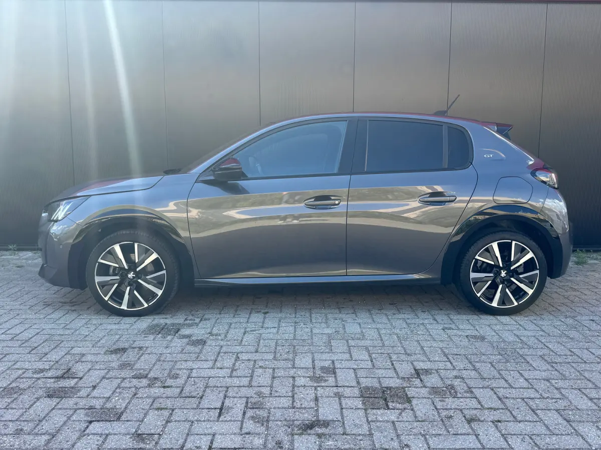 1.2 PureTech GT | 360° Camera | Parkeersensoren Voor- en Achter | Navigatie | Cruise Control | Climate Control | Achteruitrijcamera | Anti Blokkeer Systeem | Bandenspanningscontrolesysteem