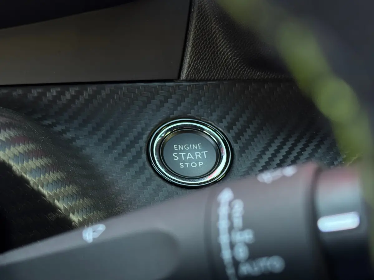 1.2 PureTech GT | 360° Camera | Parkeersensoren Voor- en Achter | Navigatie | Cruise Control | Climate Control | Achteruitrijcamera | Anti Blokkeer Systeem | Bandenspanningscontrolesysteem