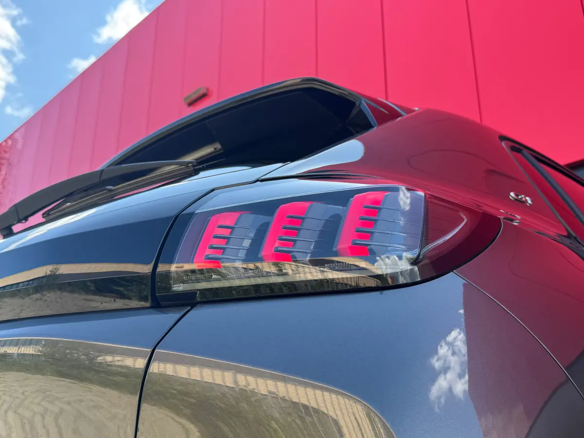 1.2 PureTech GT | 360° Camera | Parkeersensoren Voor- en Achter | Navigatie | Cruise Control | Climate Control | Achteruitrijcamera | Anti Blokkeer Systeem | Bandenspanningscontrolesysteem