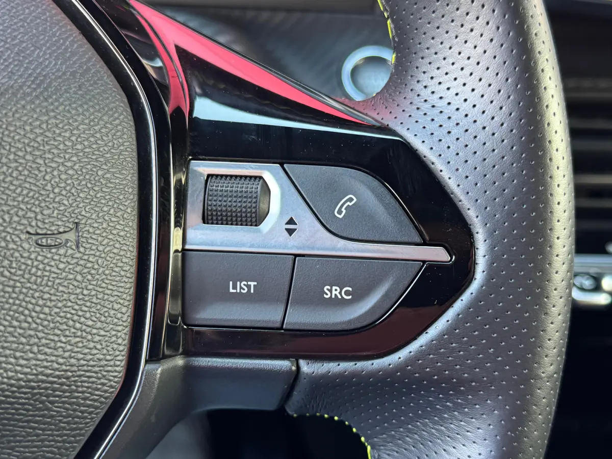 1.2 PureTech GT | 360° Camera | Parkeersensoren Voor- en Achter | Navigatie | Cruise Control | Climate Control | Achteruitrijcamera | Anti Blokkeer Systeem | Bandenspanningscontrolesysteem