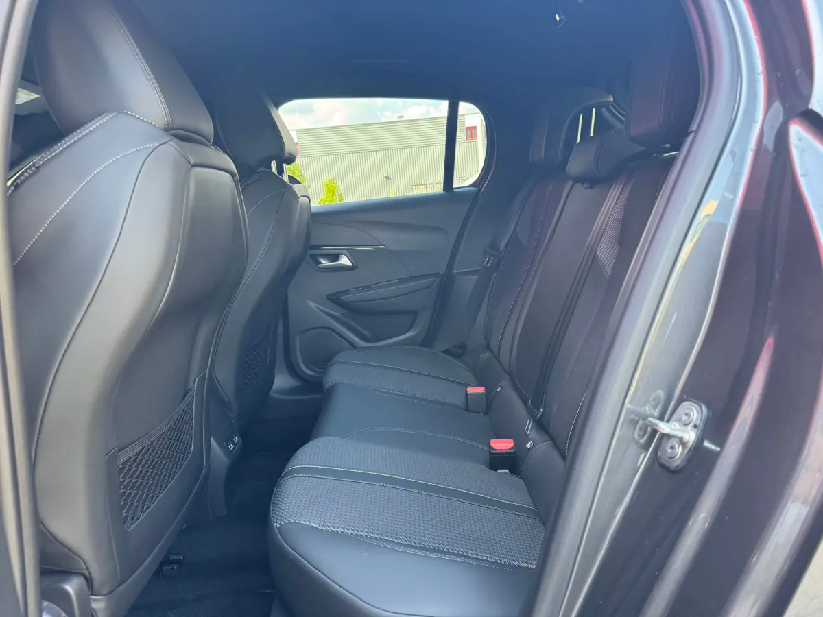 1.2 PureTech GT | 360° Camera | Parkeersensoren Voor- en Achter | Navigatie | Cruise Control | Climate Control | Achteruitrijcamera | Anti Blokkeer Systeem | Bandenspanningscontrolesysteem