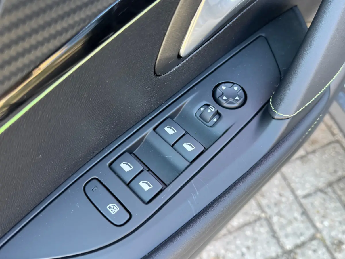 1.2 PureTech GT | 360° Camera | Parkeersensoren Voor- en Achter | Navigatie | Cruise Control | Climate Control | Achteruitrijcamera | Anti Blokkeer Systeem | Bandenspanningscontrolesysteem