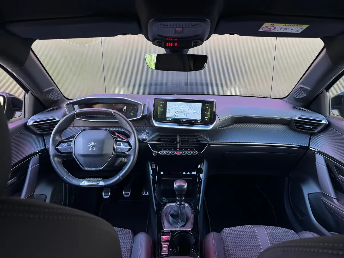 1.2 PureTech GT | 360° Camera | Parkeersensoren Voor- en Achter | Navigatie | Cruise Control | Climate Control | Achteruitrijcamera | Anti Blokkeer Systeem | Bandenspanningscontrolesysteem