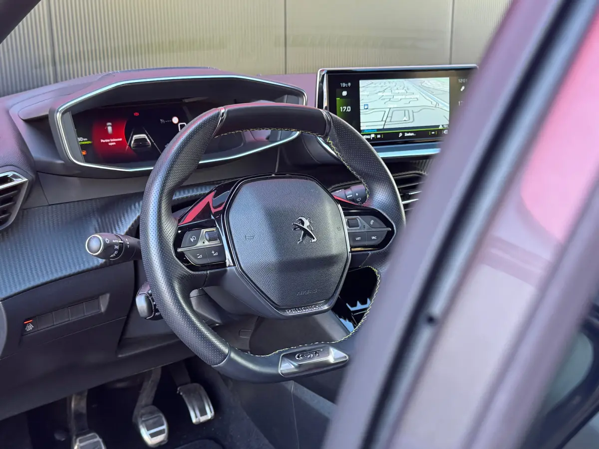 1.2 PureTech GT | 360° Camera | Parkeersensoren Voor- en Achter | Navigatie | Cruise Control | Climate Control | Achteruitrijcamera | Anti Blokkeer Systeem | Bandenspanningscontrolesysteem