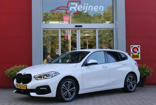 116i AUTOMAAT HIGH EXECUTIVE | DRAADLOZE APPLE CARPLAY/ANDROID AUTO | NAVIGATIE | PARKEERSENSOREN VOOR + ACHTER | SHADOW LINE | STOEL VERWARMING | CRUISE CONTROL | DAB+ RADIO | 17" LICHTMETA