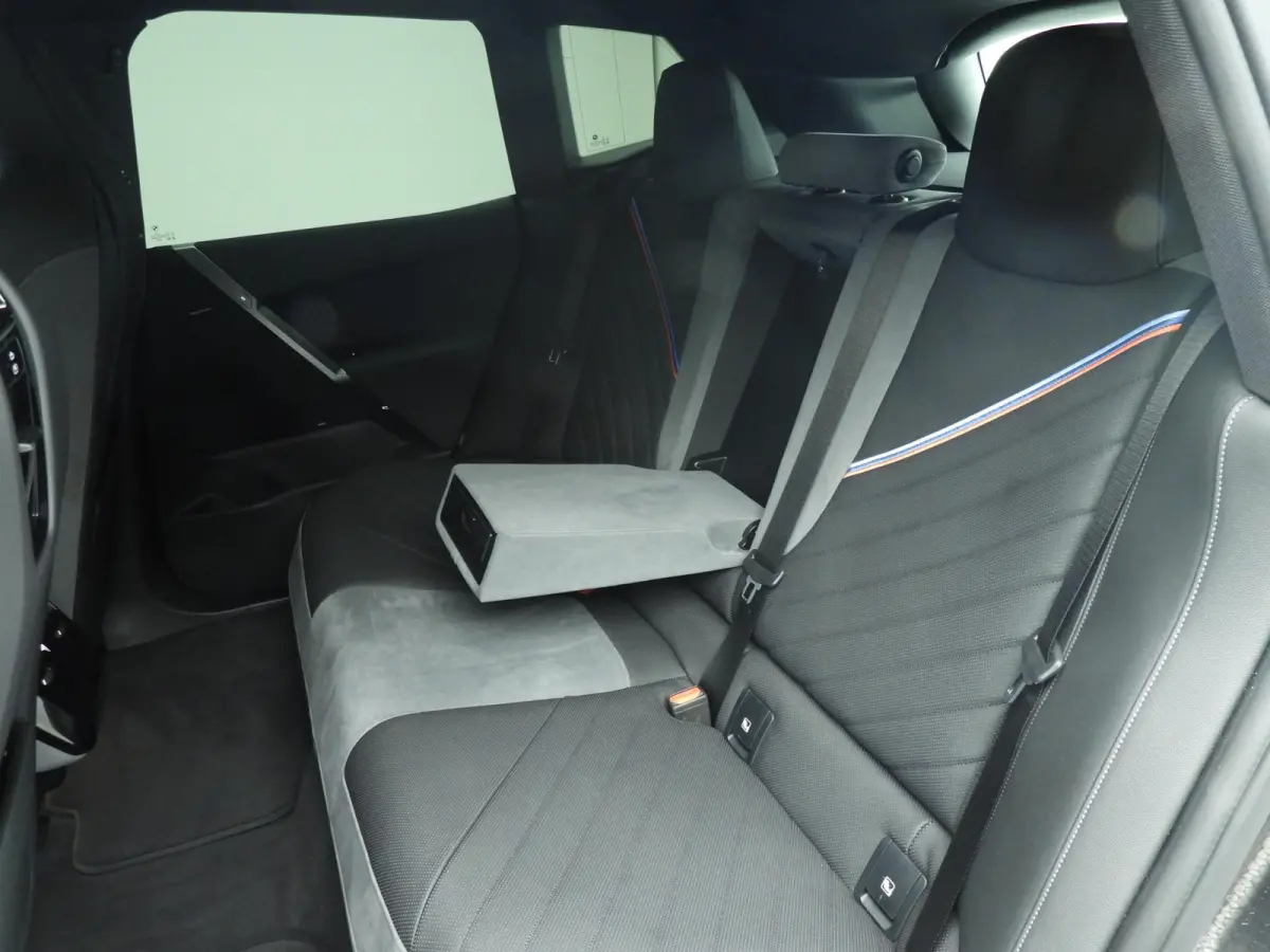xDrive45 | M-Sportpakket | LED | HUD | Active cruise | Trekhaak | Keyles go | DAB | Harman-kardon sound | Alu 23 inch