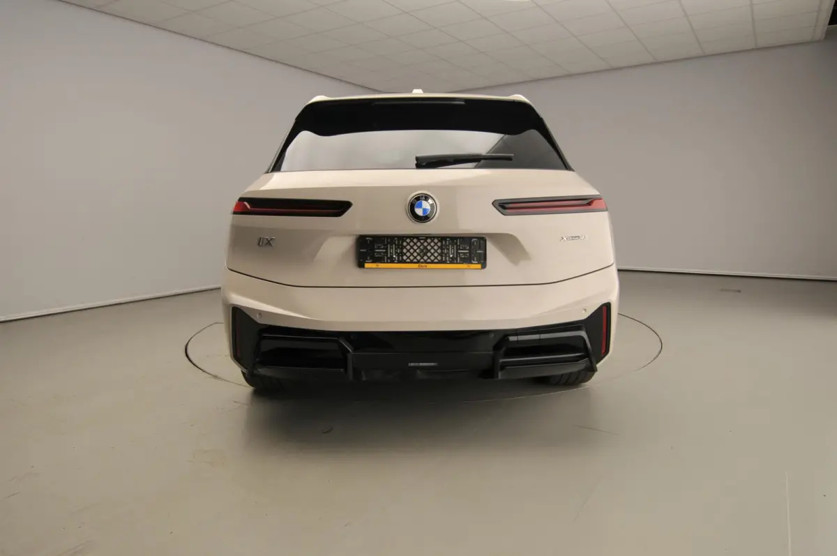 xDrive45 | M-Sportpakket | LED | HUD | Active cruise | Trekhaak | Keyles go | DAB | Harman-kardon sound | Alu 23 inch