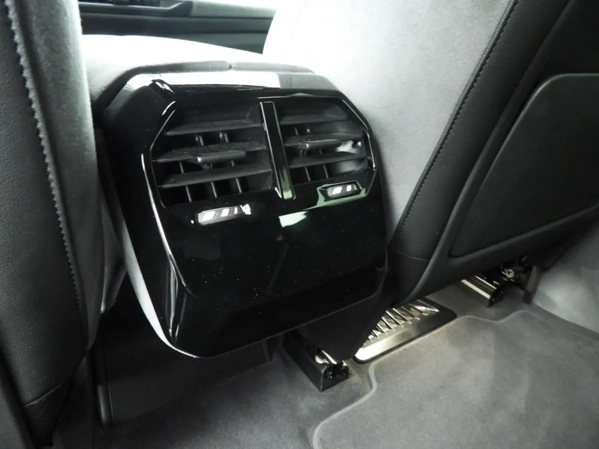 xDrive45 | M-Sportpakket | LED | HUD | Active cruise | Trekhaak | Keyles go | DAB | Harman-kardon sound | Alu 23 inch