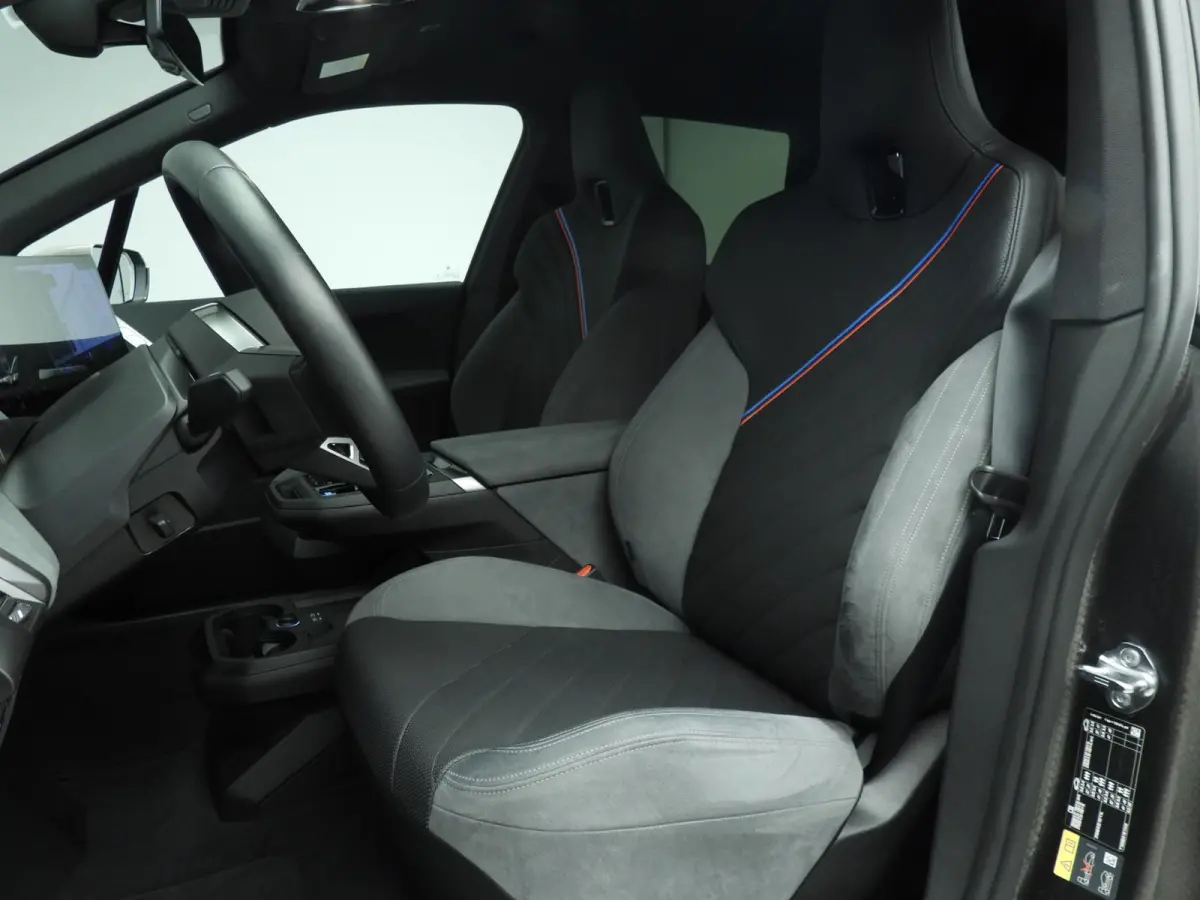 xDrive45 | M-Sportpakket | LED | HUD | Active cruise | Trekhaak | Keyles go | DAB | Harman-kardon sound | Alu 23 inch