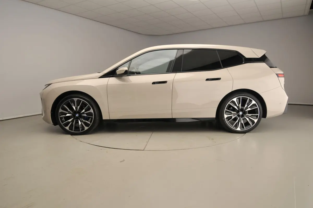 xDrive45 | M-Sportpakket | LED | HUD | Active cruise | Trekhaak | Keyles go | DAB | Harman-kardon sound | Alu 23 inch