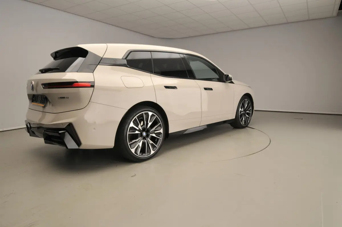 xDrive45 | M-Sportpakket | LED | HUD | Active cruise | Trekhaak | Keyles go | DAB | Harman-kardon sound | Alu 23 inch