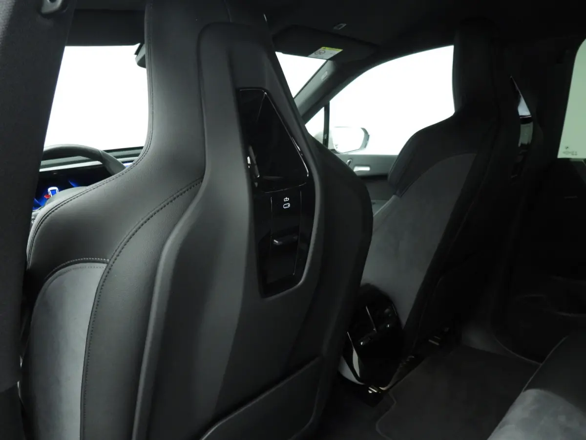 xDrive45 | M-Sportpakket | LED | HUD | Active cruise | Trekhaak | Keyles go | DAB | Harman-kardon sound | Alu 23 inch